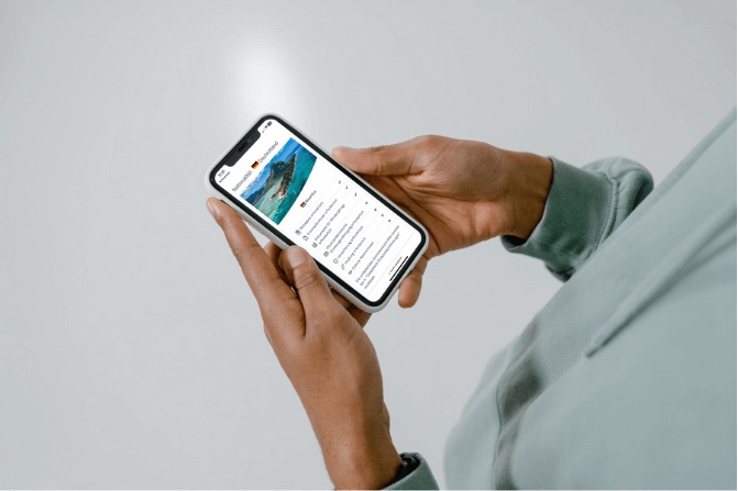Reisende liest den Endkunden-Link auf dem Smartphone